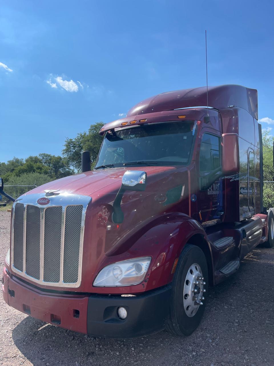 PETERBILT 579 2015 13 Cambios Guinda - Rojo